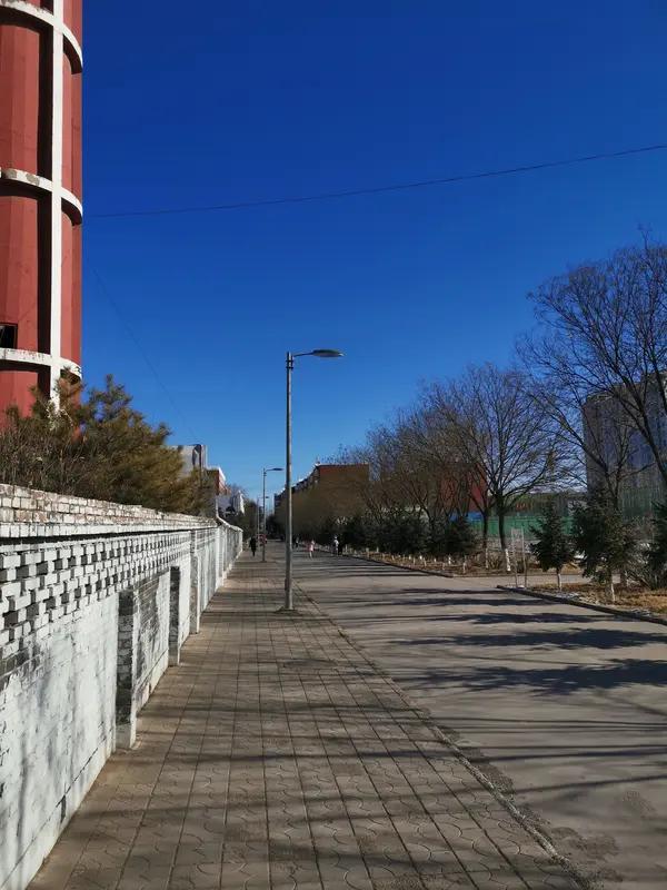 大同四中这事儿挺闹心啊。有女生在校门口买淀粉肠，工作人员直接收走电动车和家门钥匙