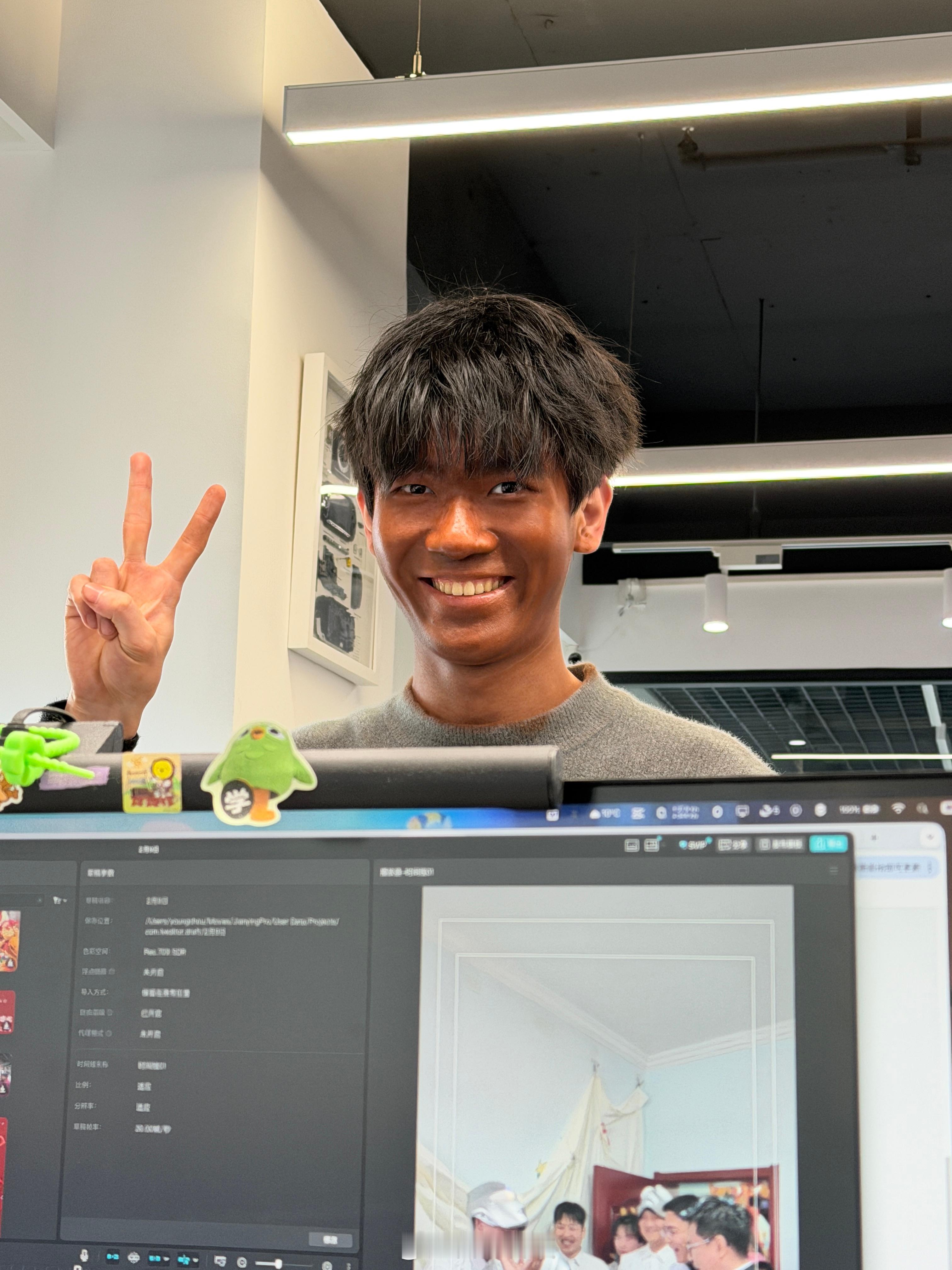 我们组的策划老龚在我对面突然站起来 吓我一跳不知道又在整什么活？🙊 