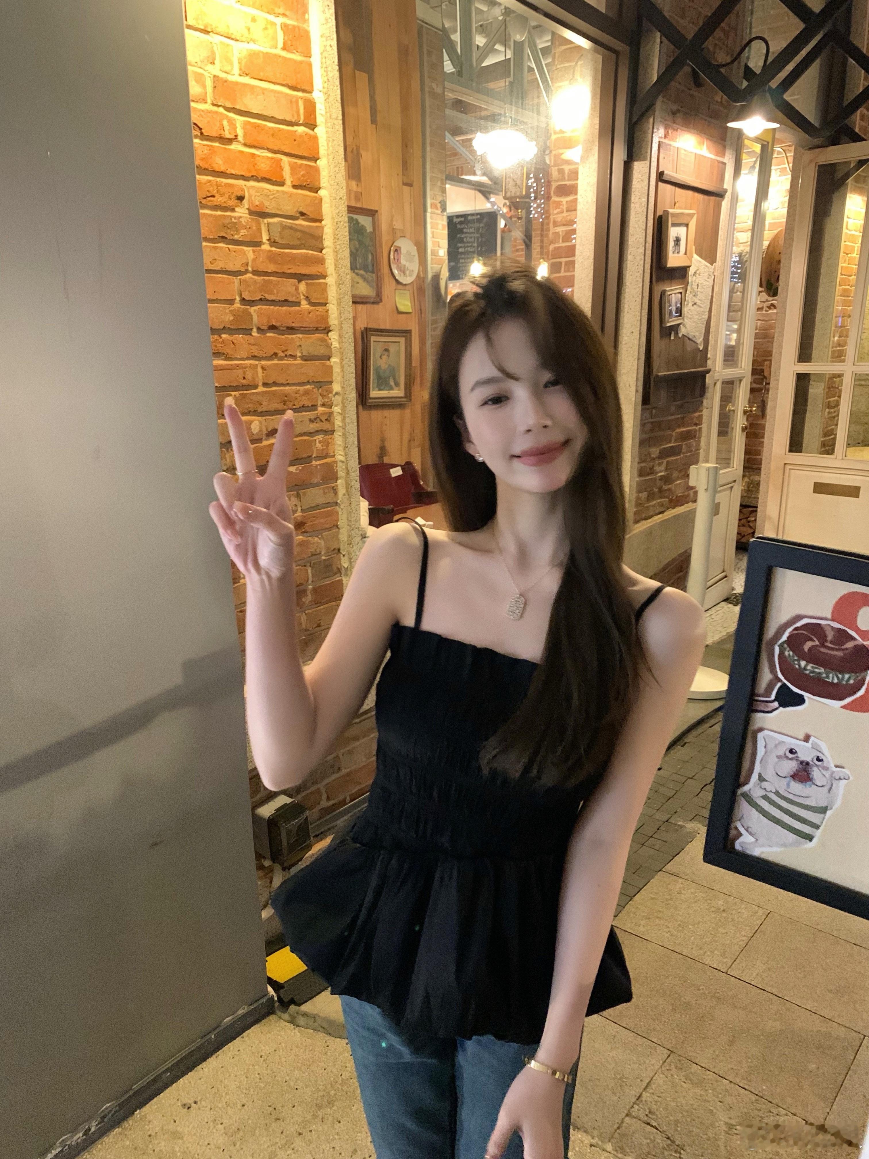女孩独美小吊带～大晚上在吃瓜来个剧透吧[羞嗒嗒][羞嗒嗒]不同面料的拼接很特别哦