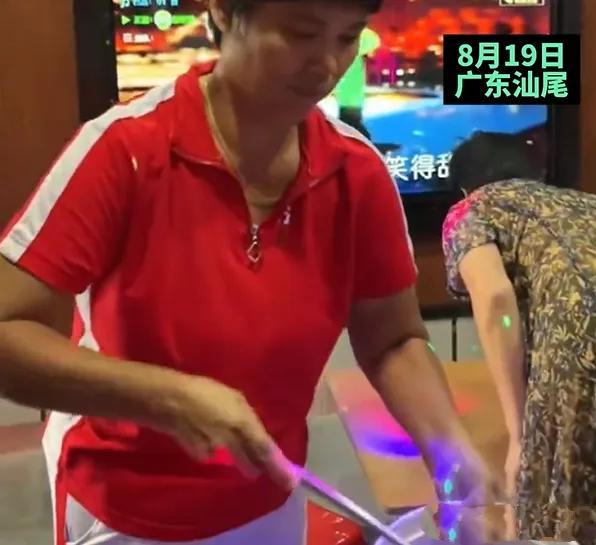 由于KTV不能自带酒水，大妈们炖了一锅骨头汤带进去喝，娱乐养生两不误！

这不是