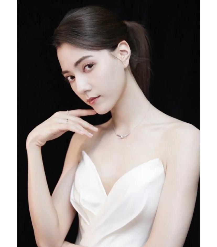 电影封神的女主“妲己”娜然，之前有报道说是中俄混血，有报道说是俄蒙混血
从她自己