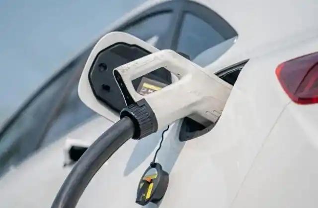 你花几十万买回家的新能源车，根本就不是你的！车企握着后台 OTA 权限，就像拿着