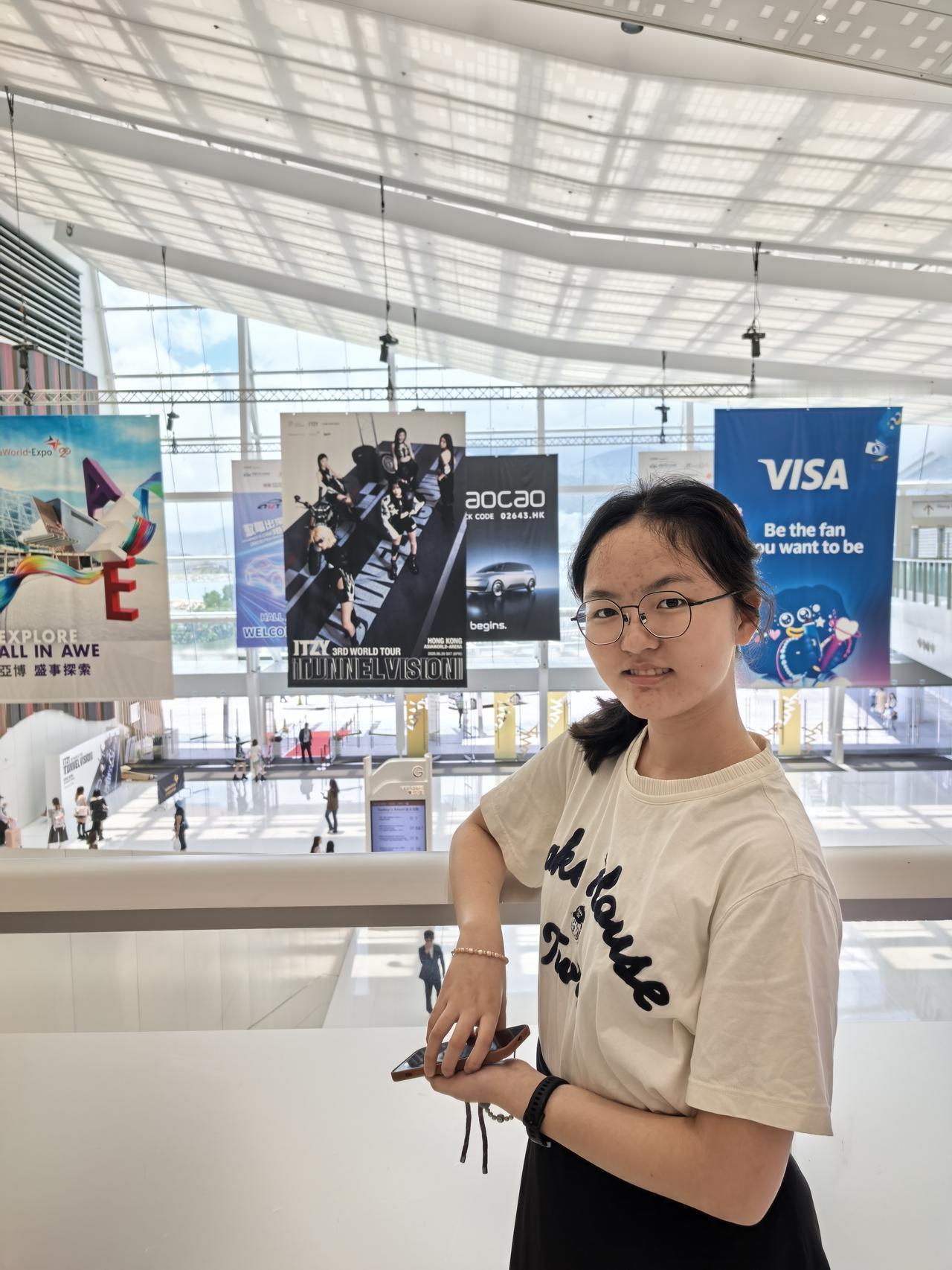 一想到我这个老身板儿，一会儿要和上千个年轻人在那儿站6个多小时听ITZY的演唱会