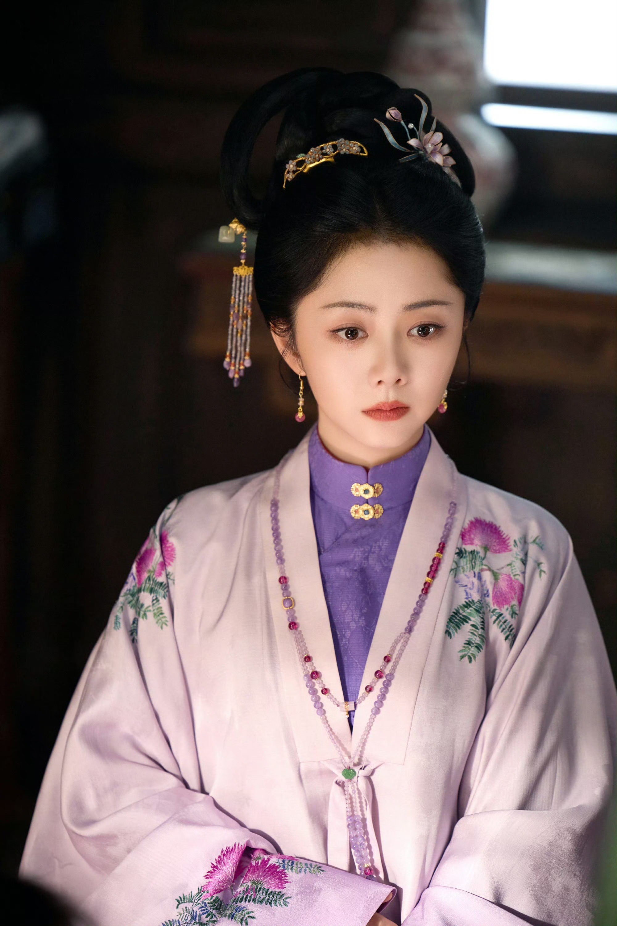 许兰香 当家主母气场谭松韵把许兰香的蜕变演得太到位，眼神沉稳姿态从容，举手投足间