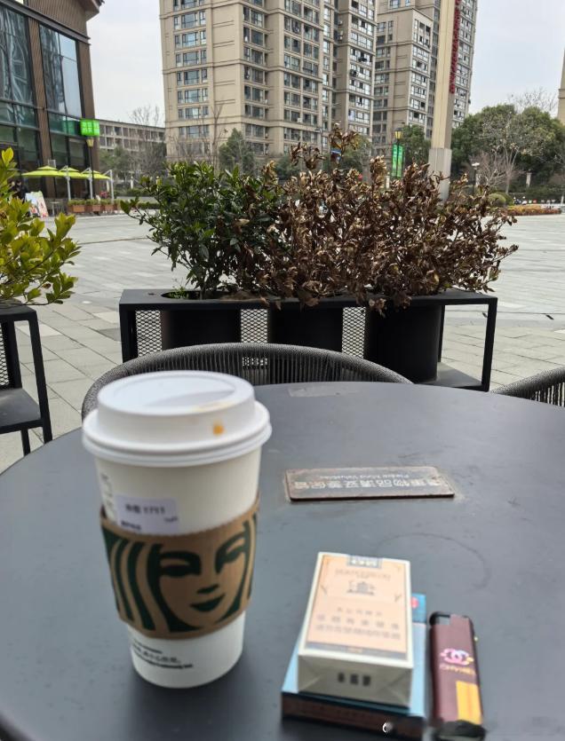 今天早晨就不给大家打鸡血了，我们日常一点，点杯咖啡提提神。说好要戒烟，但工作压力