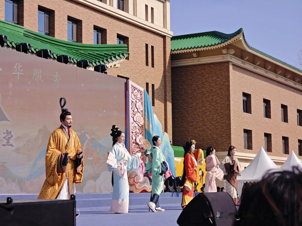 长春新民大街又封了，说是中国华服周，你们路过那里感觉咋样，堵了一个小时吧[捂脸]