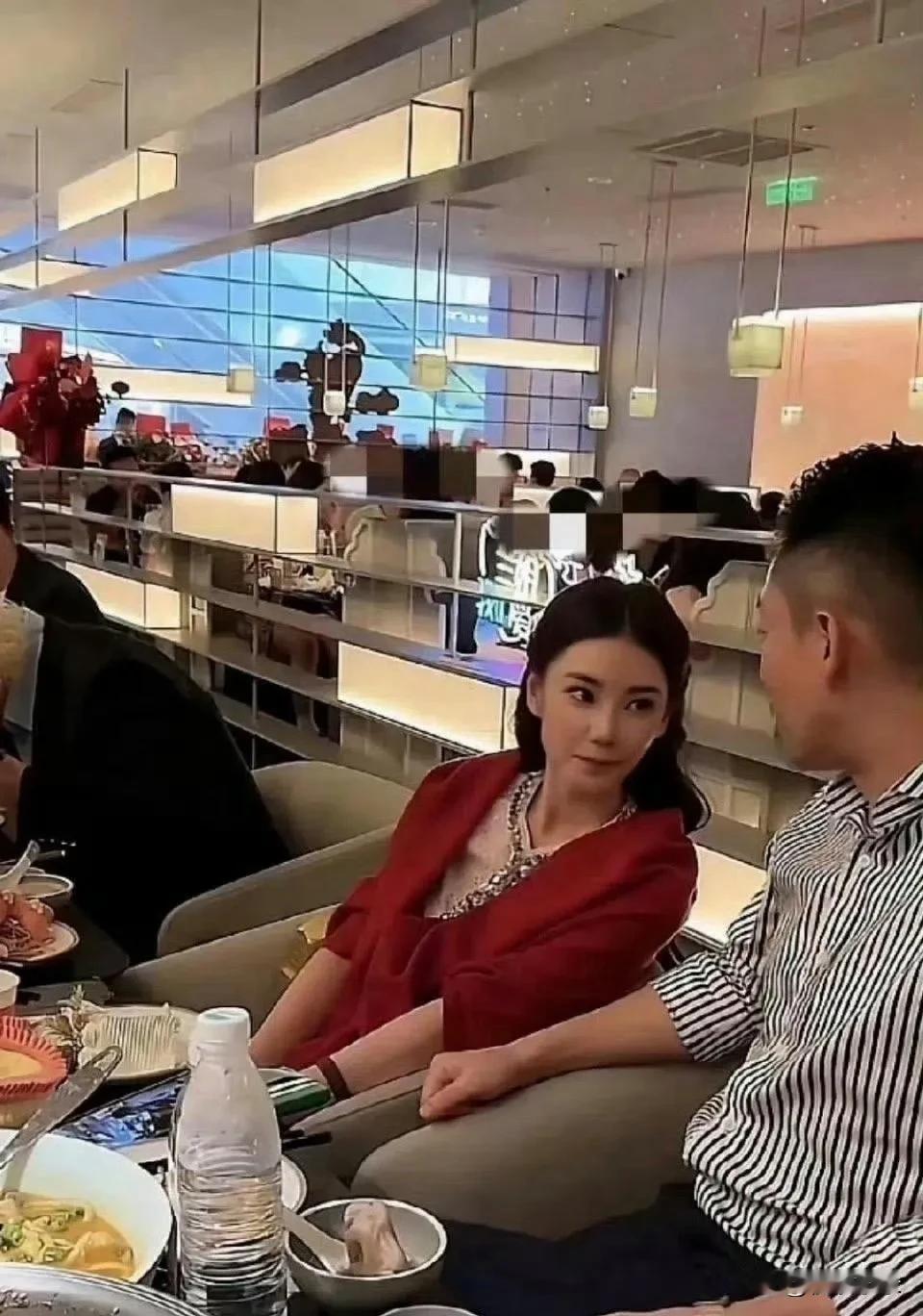 汪小菲的妻子马筱梅，她的发型和妆容与张雨绮极为相似，让人难以分辨！[思考][思考
