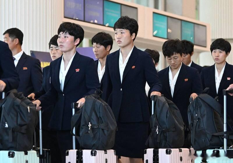 欢迎声中全程冷漠！朝鲜女足时隔12年赴韩国参赛 全队零互动引关注海外新鲜事 朝鲜