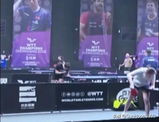 3.13日，梁靖崑训练时，突然蹲下，然后躺到地上，队医和教练都过来了，希望没事没