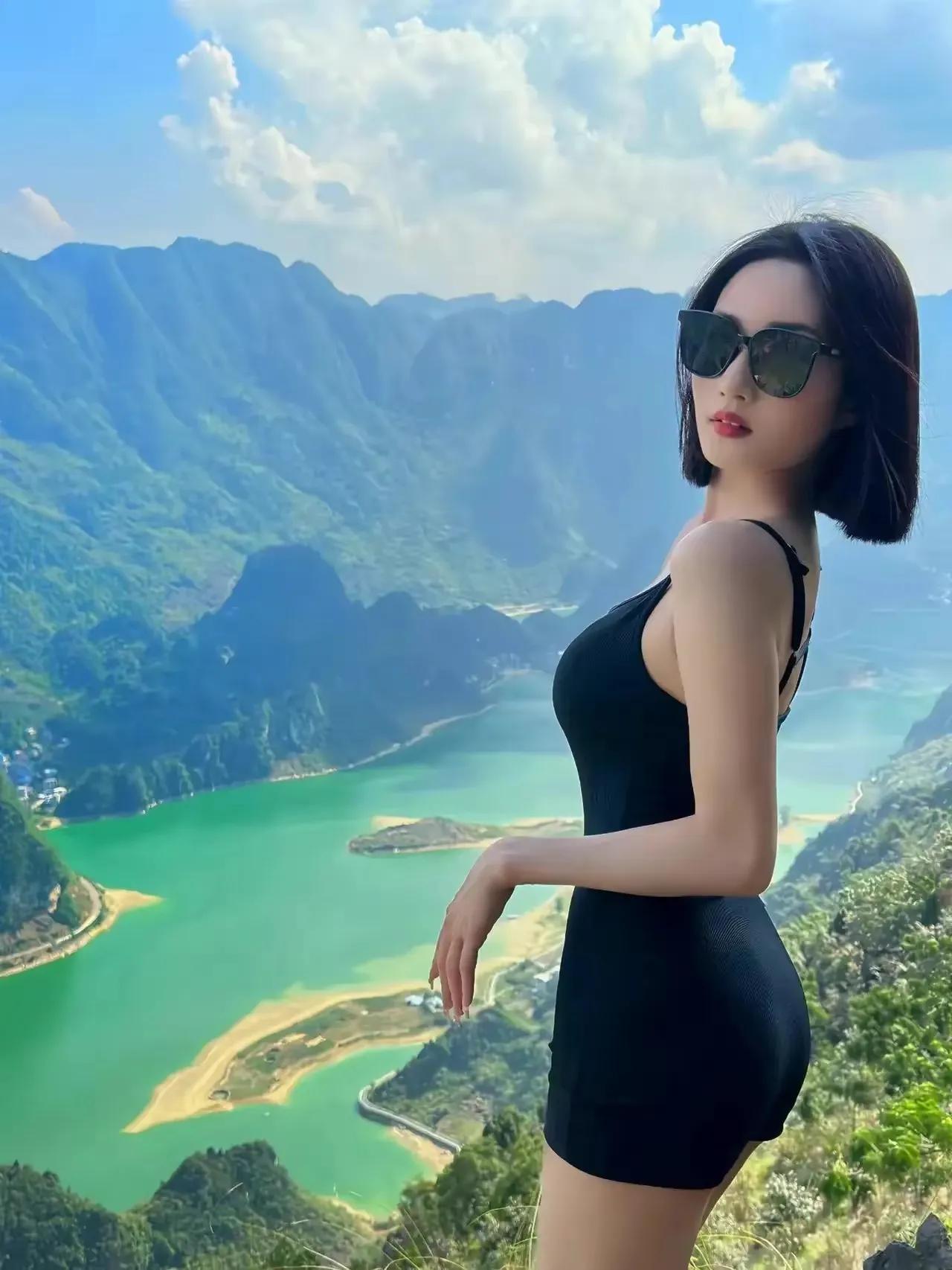 难怪女人都喜欢穿小黑裙，不仅显白还显瘦，尤其是比例优越的女人，就更适合穿着修身的