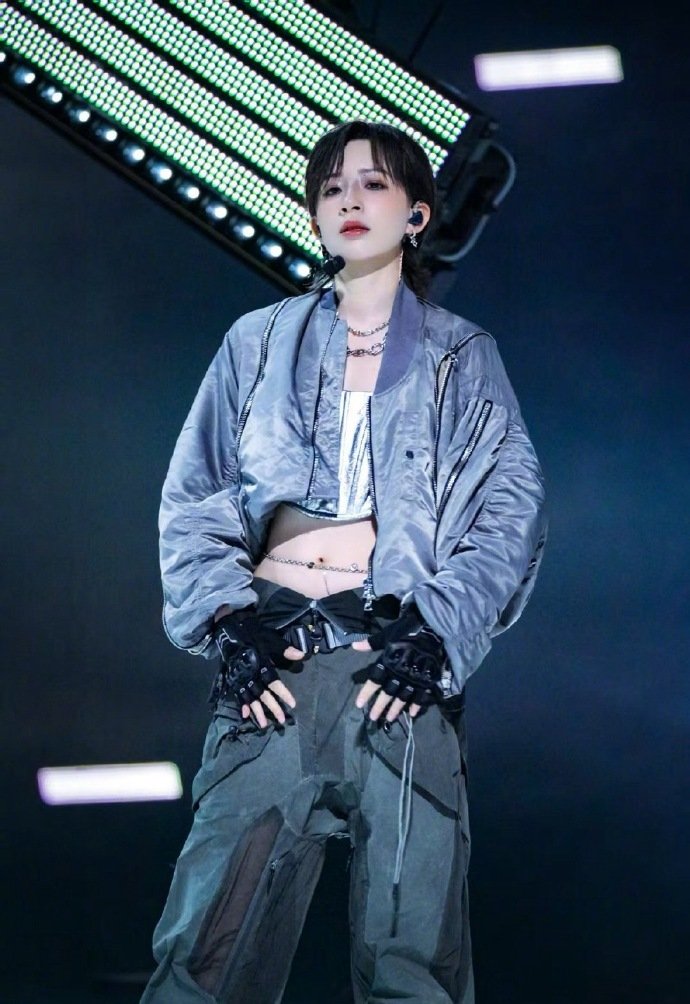 李斯丹妮[超话]李斯丹妮腰链李斯丹妮腰链是开了外挂吧？这姐一跳舞，腰链跟着闪，我
