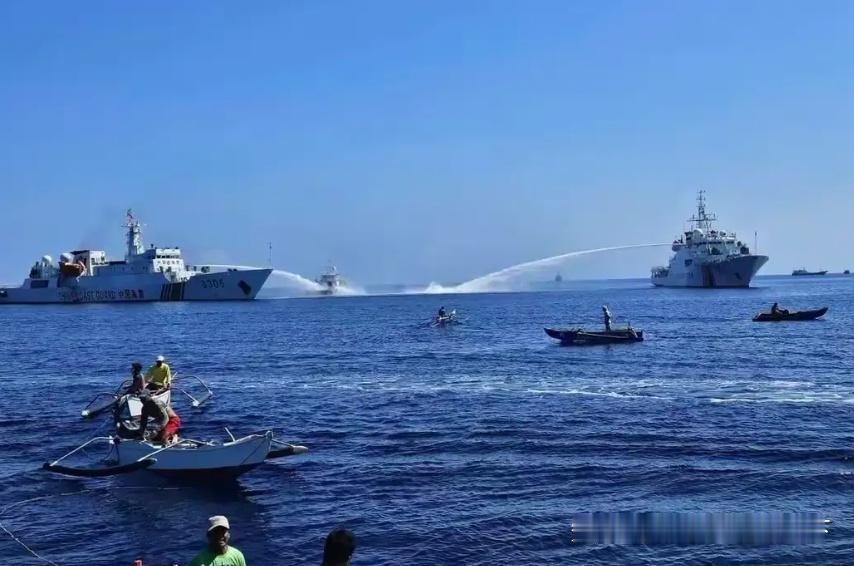 中国海警激战黄岩岛之菲敌。菲律宾以卵击石，蚍蜉撼树，自不量力，必将惨败。