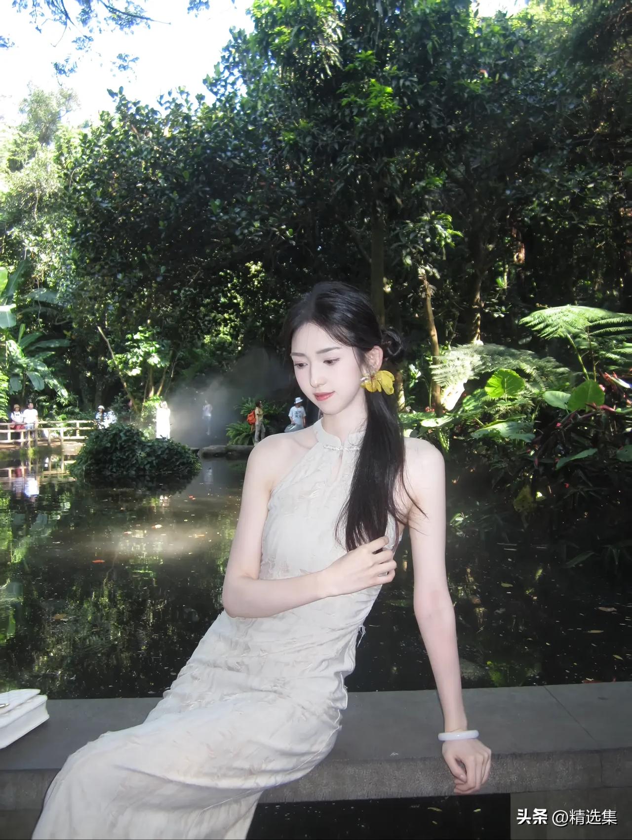 白裙和粉裙哪个好看? 白裙和粉裙哪个好看? 
白色裙子，宛如清纯与优雅的具象化，