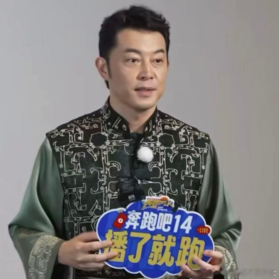 沙溢直播把身份说漏嘴了 跑男最蠢卧底诞生！沙溢直播时脱口而出自己身份，捂嘴后绝望