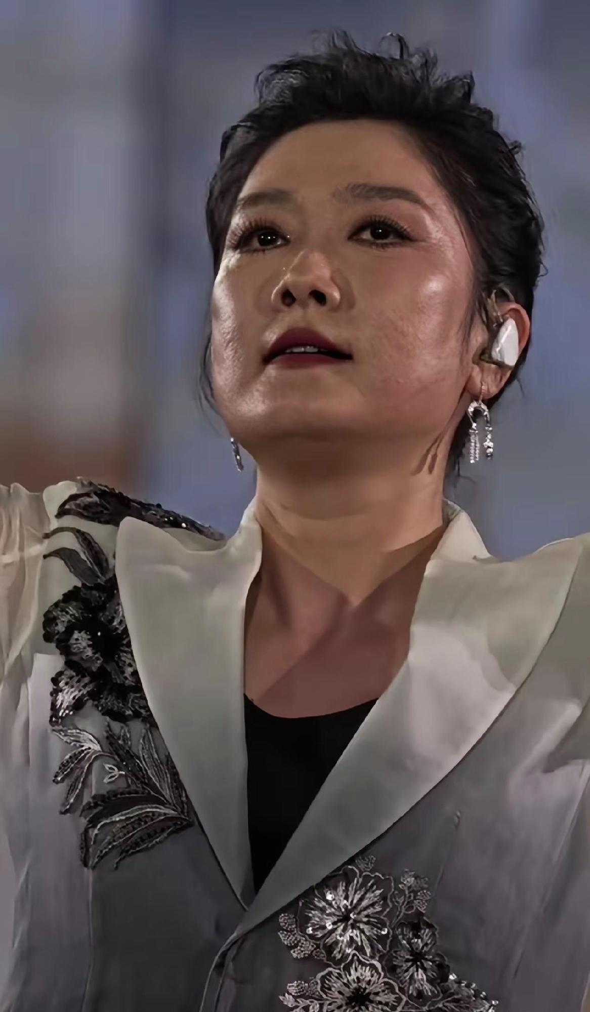 长沙35度高温，玲花穿长袖真唱4小时，妆都热化了。但观众买票就是冲这份真实洒脱！