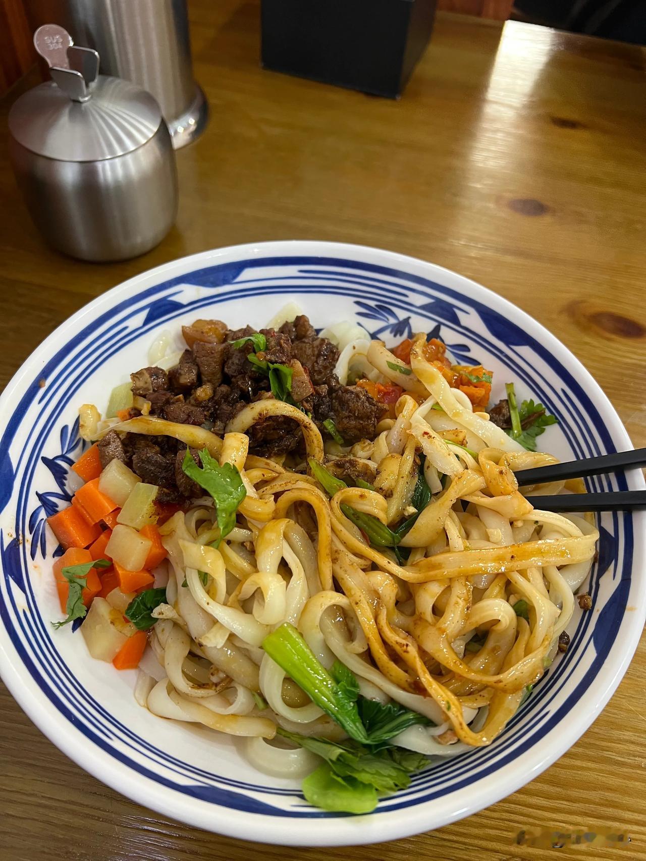 没活了去吃饭开了份肉臊子拌面🍜那叫一个地道#拌面的日常生活# #今吃的随便面#