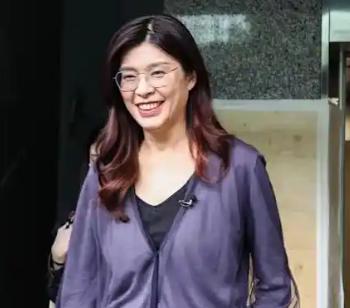 郑丽文公布第四波任命，朱立伦陷入尴尬，洪秀柱罕见站出来说话。
 
她上任不到半个