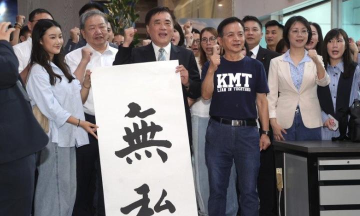 【奇葩，国民党主席选举，一位国民党民代陪着3个人现身登记】

国民党主席改选将在