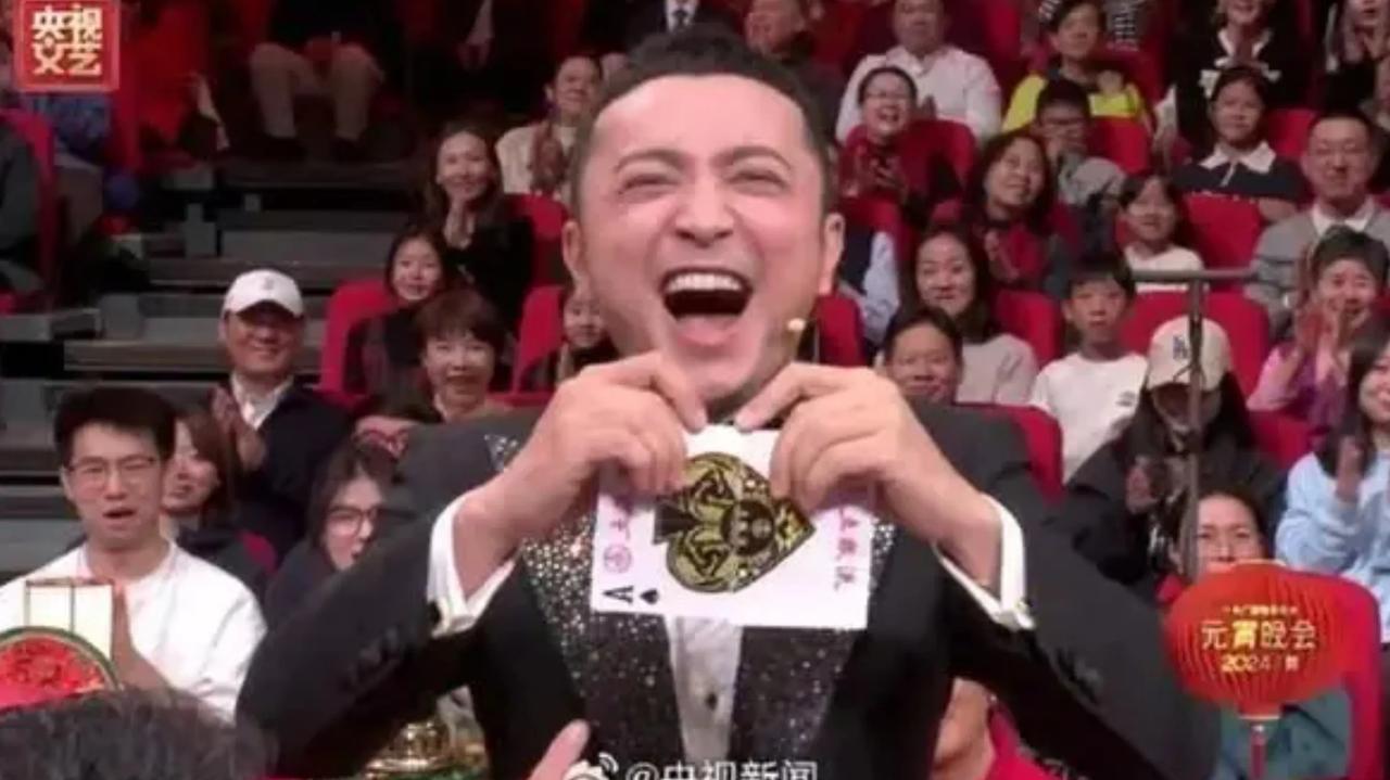 尼格买提对上了！元宵晚会上，尼格买提上演了春晚魔术续集。

他调侃自己这段时间度