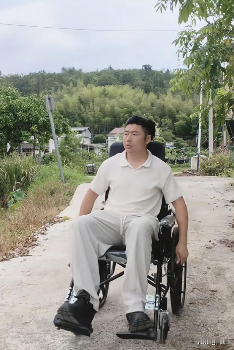 好久没刷到户外探险博主大狼锅了。刚刚刷到他坐轮椅了，说探险者遇到真家伙，医生说左