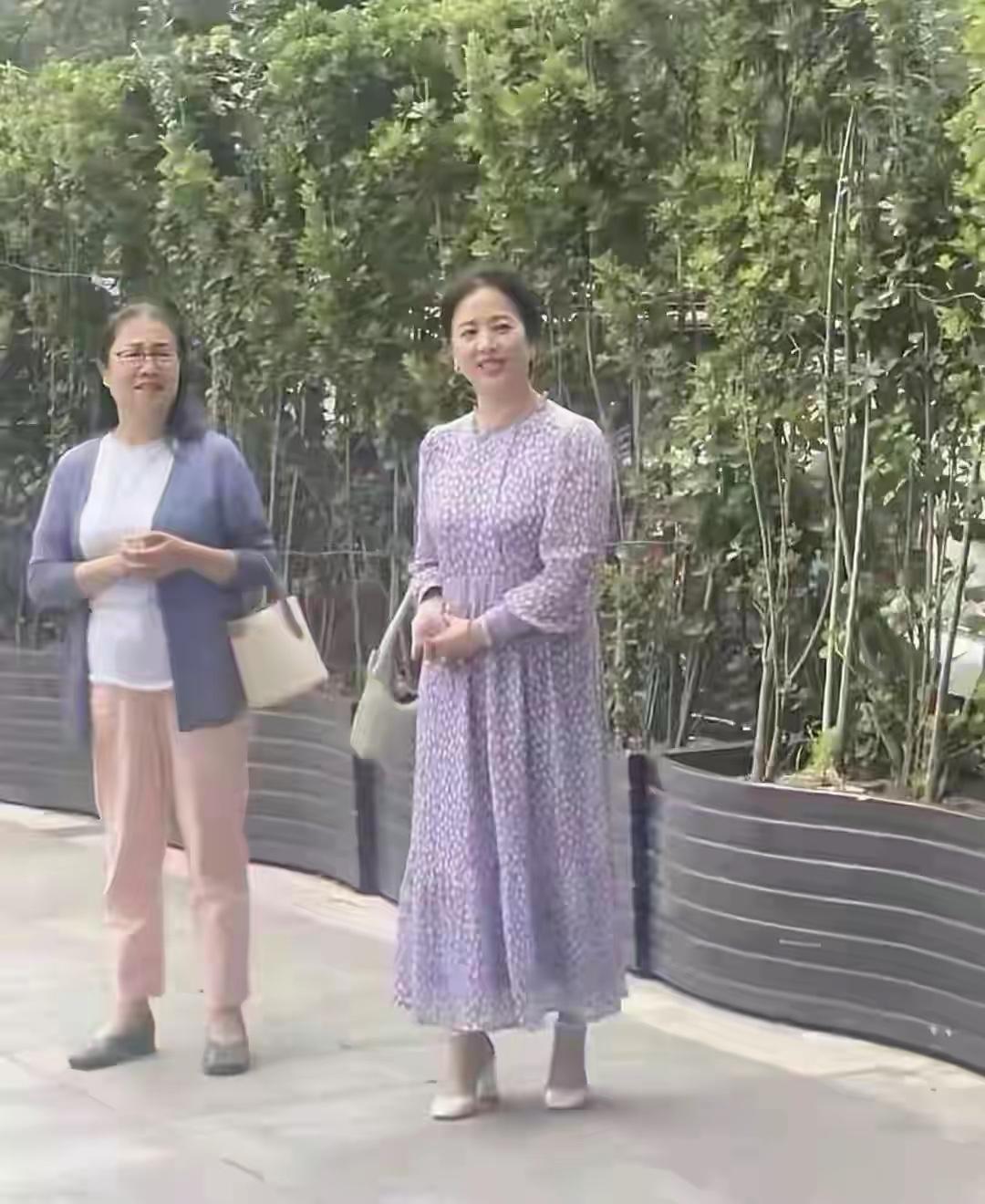 刘亦菲妈妈这个年纪了，依然非常漂亮