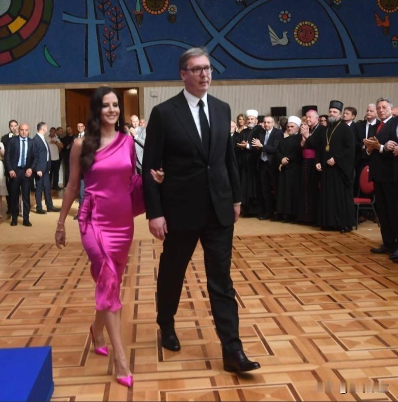 一场国事访问，出圈的不是严肃会谈，而是塞尔维亚总统夫人在上海街头接地气的“一小时