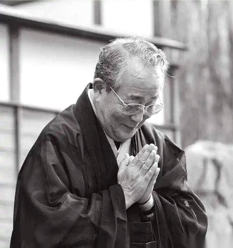 65岁，身价200亿，查出癌症。
医生说，赶紧手术。他摆摆手，说不住院了，下午还