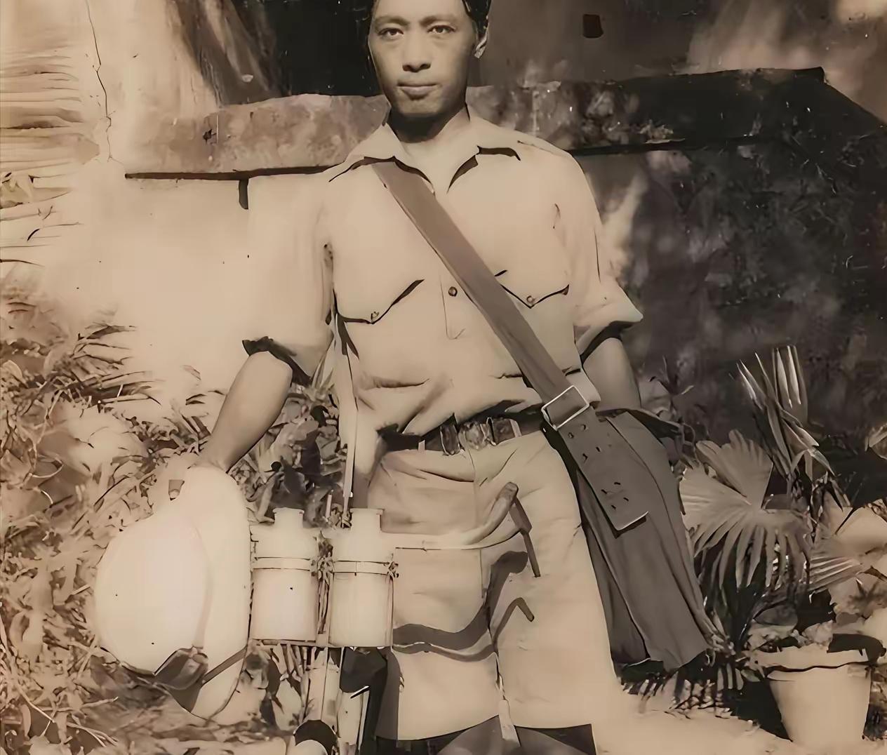 1933年，希特勒亲自接见了一位推着破旧自行车的中国青年，并在他的纪念册上郑重签