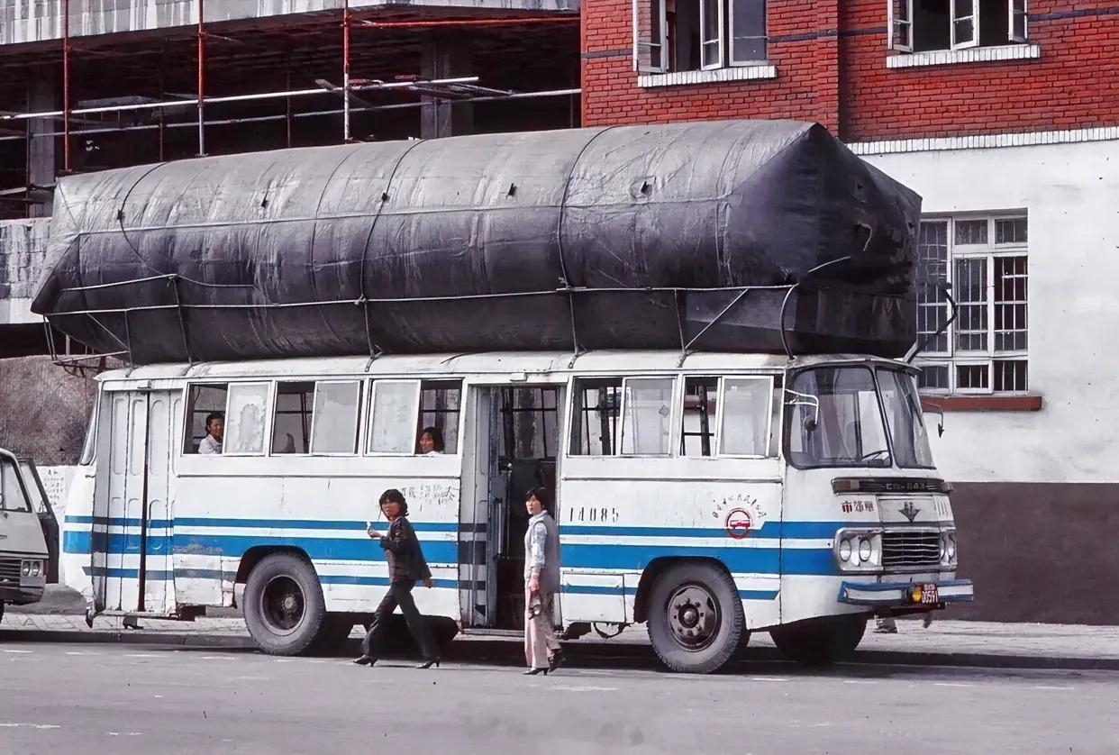 1984年，成都。驮着气包的公交车，有见过的朋友吗？ ​​​
