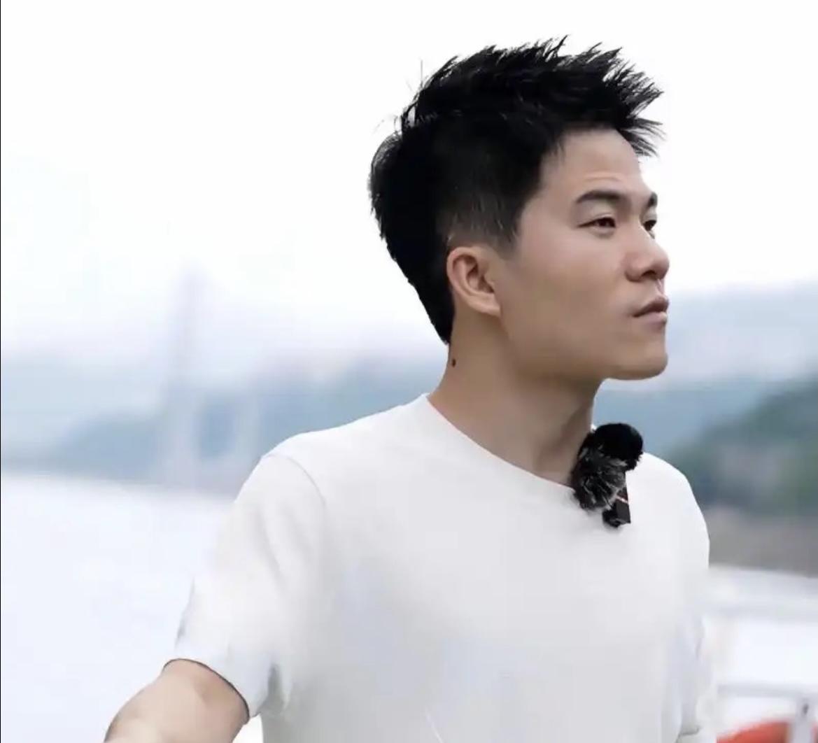 一些人不光有软骨病，还有酸病呢！
近日一档访谈节目里，董宇辉终于是把那块遮羞布扯