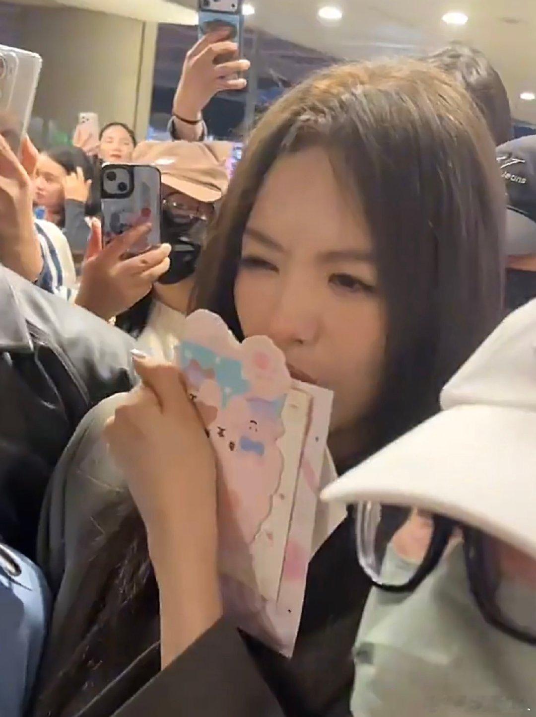 蔡文静被挤哭了蔡文静被代拍挤哭了 蔡文静被代拍挤哭了，怎么这样 