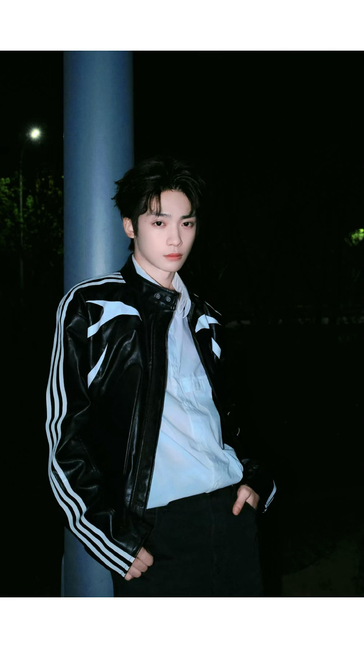 请问有这样的颜值在，拿什么输！帅气梓渝！看到如此帅的酷boy，心情都会好很多！氛