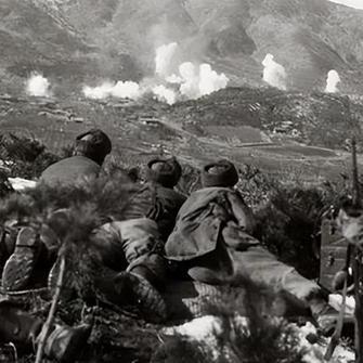 1952年的一个夜晚，志愿军357团的一名站岗士兵突然失踪，导致全团进入作战状态