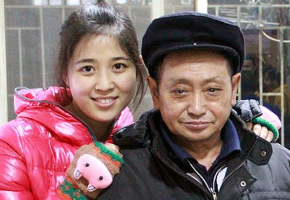1990年，重庆一位36岁的光棍意外捡到一个女弃婴，而此后的他终生未娶，将女孩尽