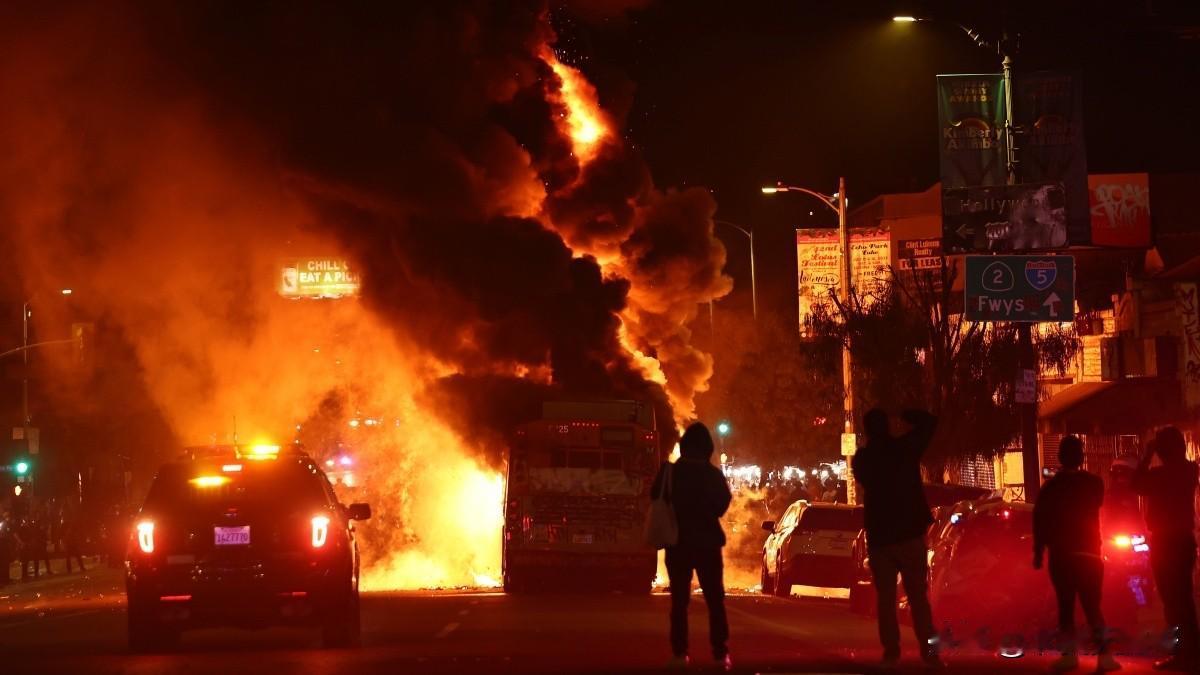 洛杉矶墨西哥球迷骚乱事件引发关注

昨晚，墨西哥队世界杯比赛获胜后，韩国城球迷庆