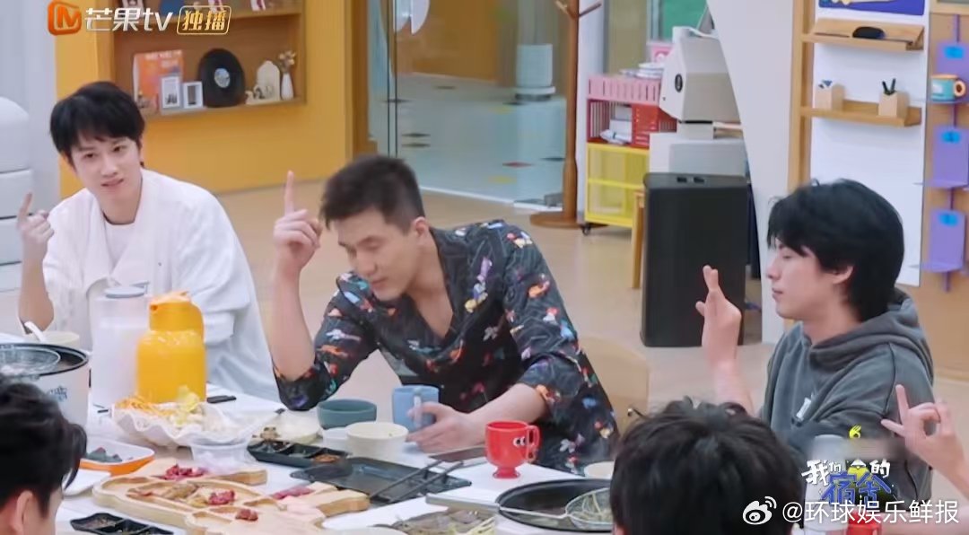 敖子逸靠阿贝贝赢了我们的宿舍这是什么神仙操作！敖子逸在宿舍玩“我有你没有”，凭“