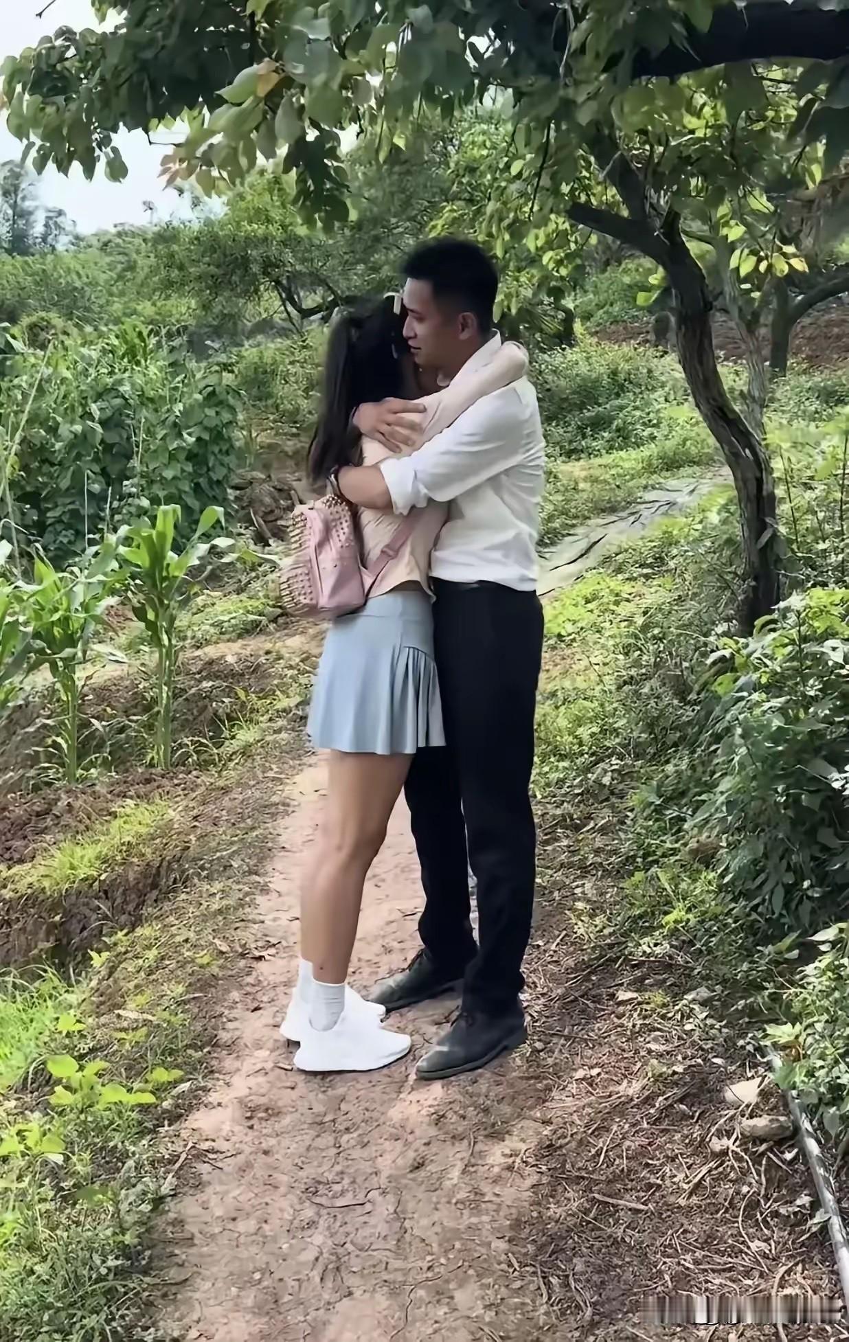 情绵绵
意绵绵
难舍难分未了情

夫妻情深永不移