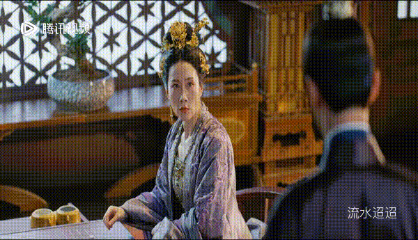 最近两部热播剧《流水迢迢》及《暗夜与黎明》中，都有温峥嵘的身影。
前者温峥嵘饰演
