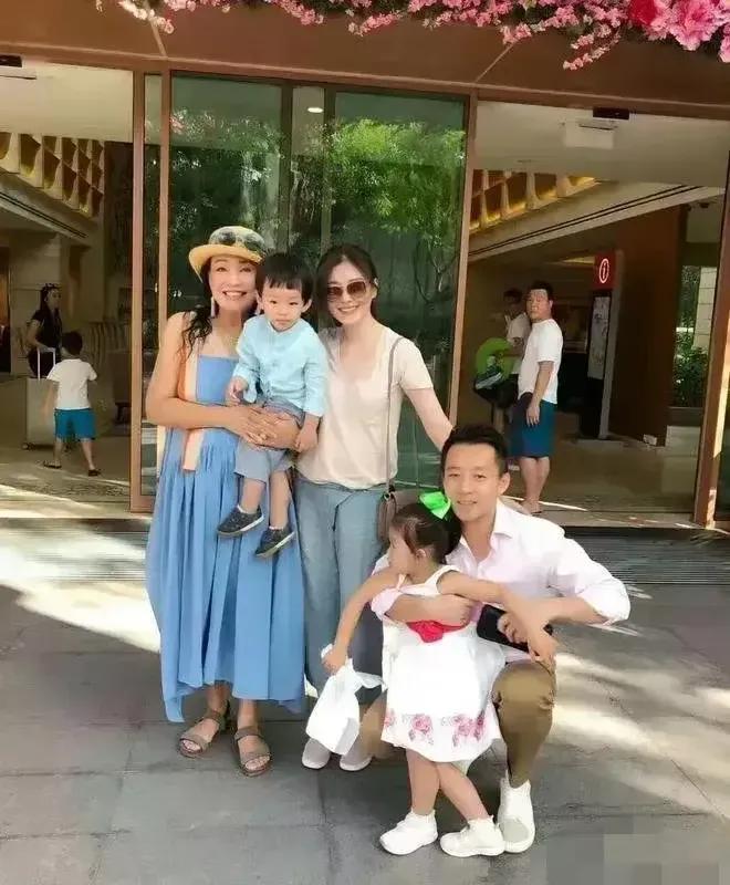 与其把孩子扔来扔去的，最好还是在北京给奶奶带吧。爸爸这边有新妈妈，感觉就是一会跟