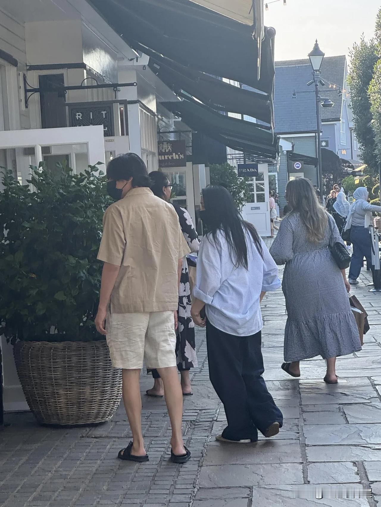 国外街头遇秦昊伊能静～这衣服自带松弛感

这个衣服松弛感不是一点半点，皱巴巴的纹