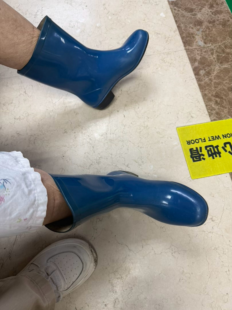 这雨鞋，1984年买的，人民币6元