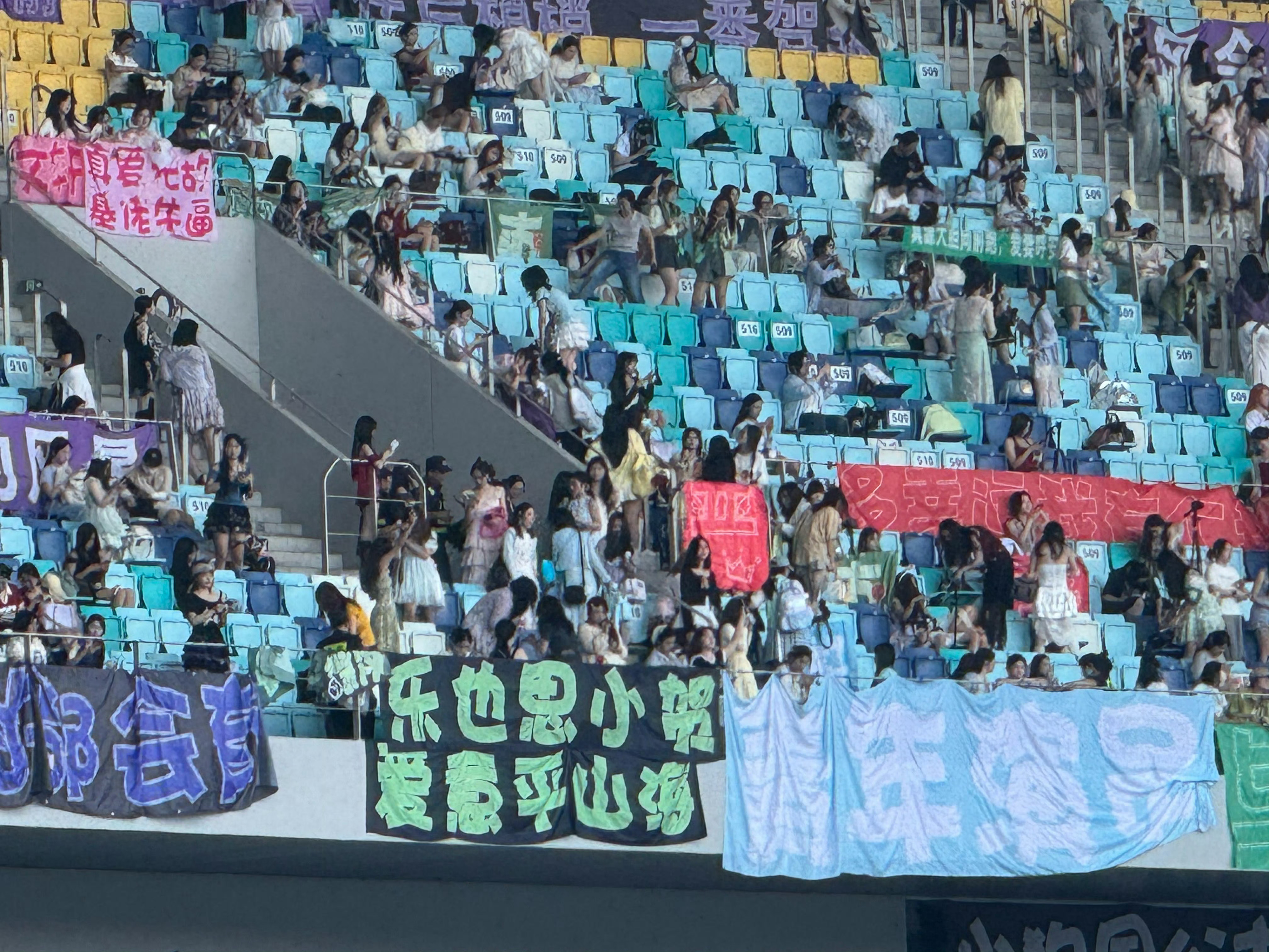 贺峻霖广州长灯牌 贺峻霖灯牌2号演唱会依旧夯爆了💚💚越来越多的长灯牌被挂起来
