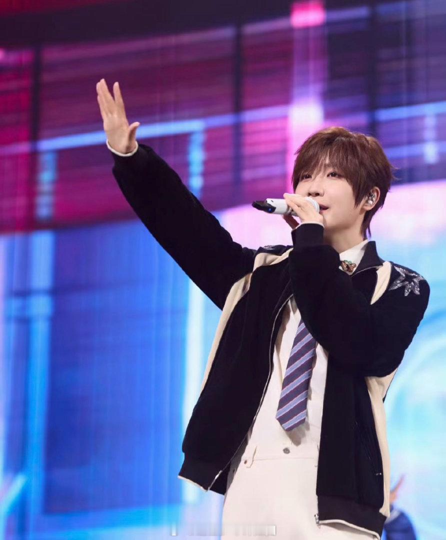 相信徐良谈过50次恋爱了徐良老来俏 徐良的演唱会没有花里胡哨的编排，就是老老实实