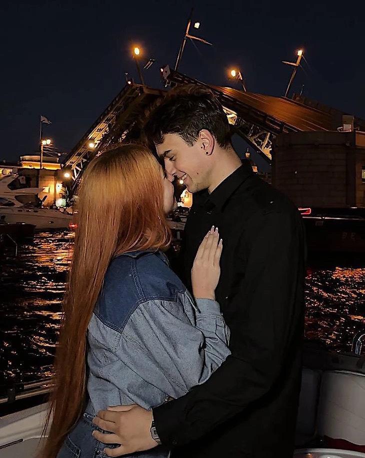 #特鲁索娃官宣结婚# 据俄罗斯体育网报道说，北京冬奥会女子花样滑冰银牌、19岁的