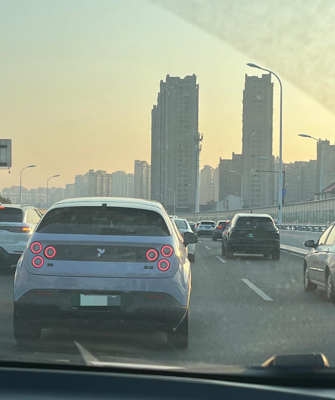 说真的，网上很多人都喷蔚来萤火虫，实车我觉得还可以，没有廉价感，属于耐看型，特别