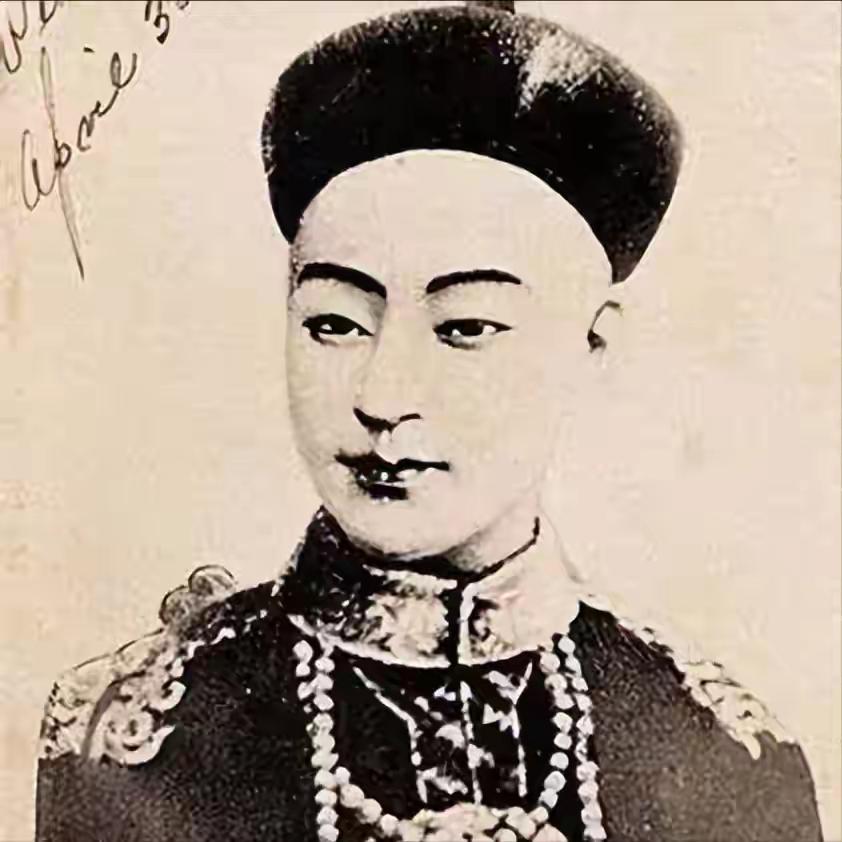 1980年光绪墓被打开，尸体脸朝下，左腿被拽断，毛发藏砒霜。

这事儿听着就够瘆
