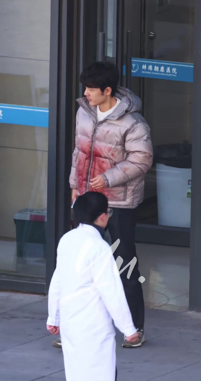 肖战小城良方血色羽绒服路透肖战血色羽绒服破碎感 肖战小城良方血色羽绒服路透，肖战