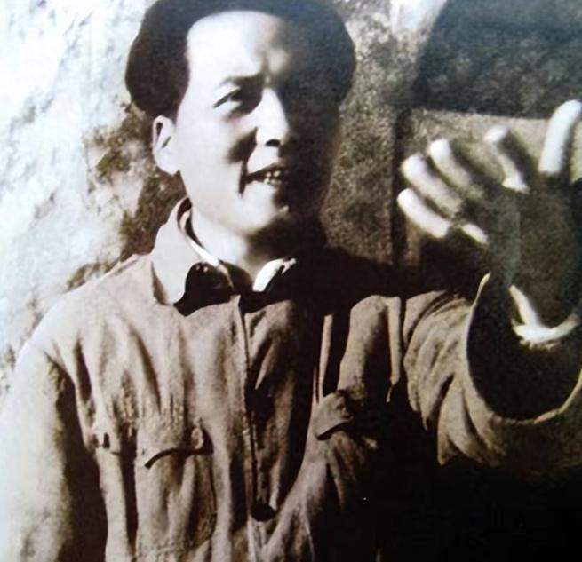 1927年，毛主席被捕后，在押去处死路上，突然对一名团丁说：“老哥，我腿疼，伤筋