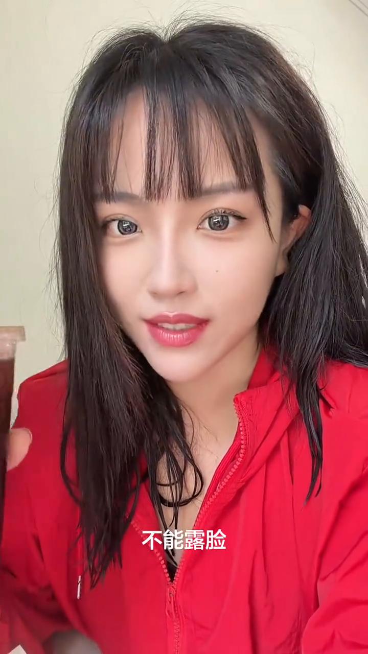 今天叠个buff，穿一身红衣服，然后依旧是我的美式，不能露脸。喝美式有好事儿，地