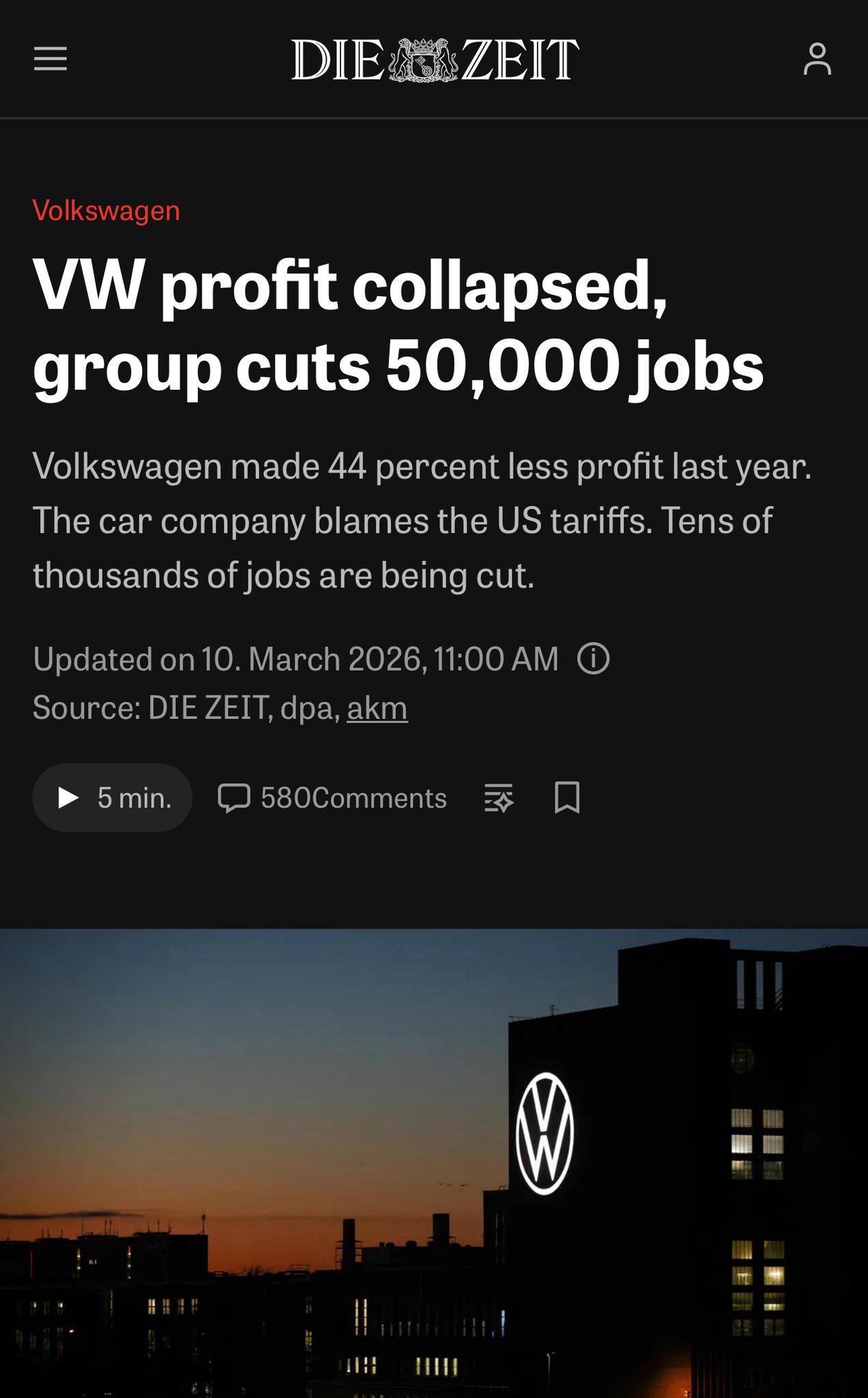 大众汽车利润几乎腰斩。
2025年公司综合税后利润同比下降约44%，从124亿欧